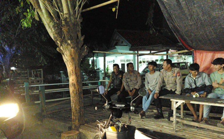 Polsek Pedes Polres Karawang Terus Gencarkan Patroli Prekat Dini Hari Demi Terciptanya Keamanan di Tengah Masyarakat 