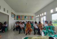 Rapat Minggon Desa Kutakarya Kec Kutawaluya Dihadiri Anggota Bhabinkamtibmas Polsek Rengasdengklok Polres Karawang