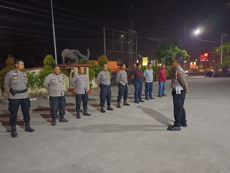 Polsek Klari Polres Karawang Gelar Apel Malam Persiapan Patroli Kepung Karawang 