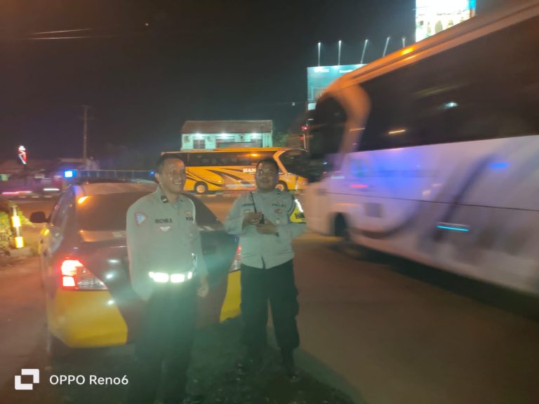 Sambangi Terminal Personil Patroli Polsek Klari Polres Karawang Berikan Himbauan Kamtibmas