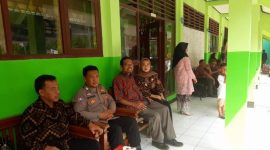 Personil Polsek Tirtajaya Polres Karawang Hadiri Undangan Perpisahan Siswa SMPN 2 Tirtajaya 