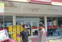 Anggota Polsek Pakisjaya Polres Karawang Antisipasi Gangguan Kamtibmas di Parkiran Alfamart 