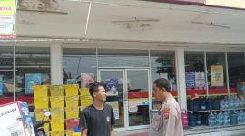 Anggota Polsek Pakisjaya Polres Karawang Antisipasi Gangguan Kamtibmas di Parkiran Alfamart 