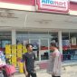 Anggota Polsek Pakisjaya Polres Karawang Antisipasi Gangguan Kamtibmas di Parkiran Alfamart 