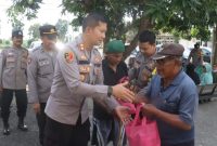 Bentuk Kepedulian Kapolres Karawang Berikan Bantuan Sembako Bagi Warga Kurang Mampu