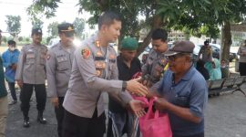 Bentuk Kepedulian Kapolres Karawang Berikan Bantuan Sembako Bagi Warga Kurang Mampu