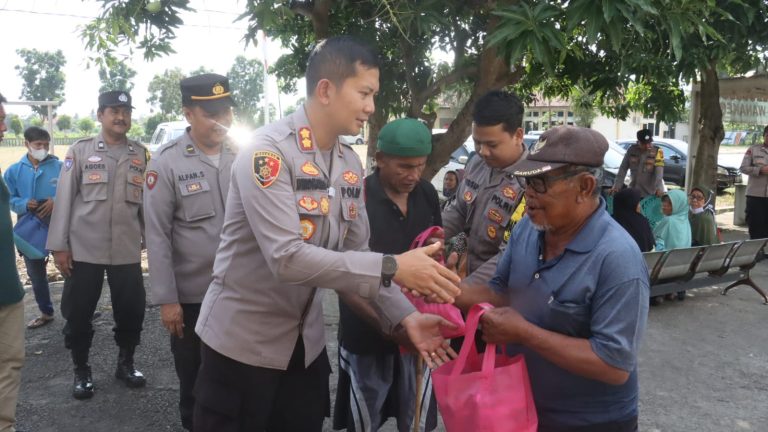 Bentuk Kepedulian Kapolres Karawang Berikan Bantuan Sembako Bagi Warga Kurang Mampu
