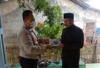 Bhabinkamtibmas Polsek Cibuaya Polres Karawang membagikan Al-Quran di Masjid Al-Ikhlas Desa Pejaten