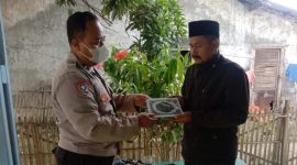 Bhabinkamtibmas Polsek Cibuaya Polres Karawang membagikan Al-Quran di Masjid Al-Ikhlas Desa Pejaten