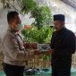 Bhabinkamtibmas Polsek Cibuaya Polres Karawang membagikan Al-Quran di Masjid Al-Ikhlas Desa Pejaten