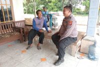 Bhabinkamtibmas Polsek Rawamerta Polres Karawang Patroli Dialogis Dengan Petani Desa 