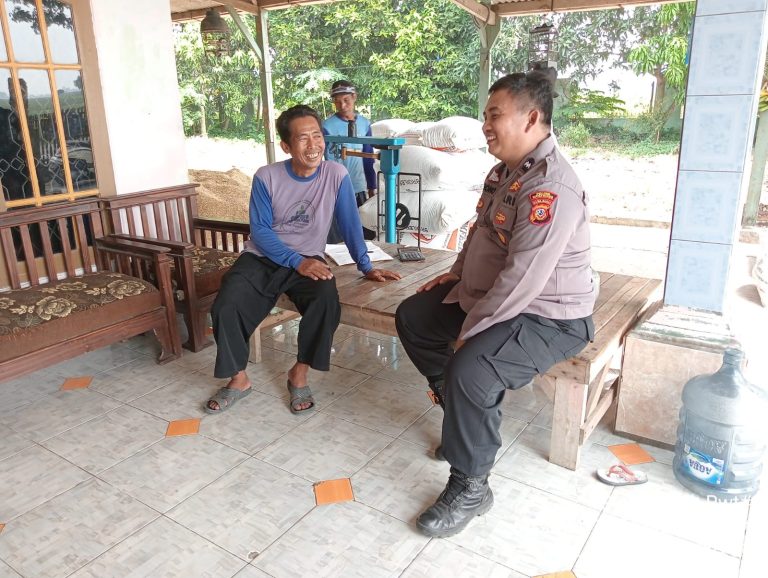 Bhabinkamtibmas Polsek Rawamerta Polres Karawang Patroli Dialogis Dengan Petani Desa 