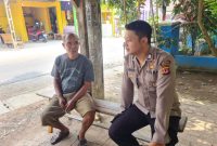 Ngobrol Santai Dengan Warga Bhabinkamtibmas Polsek Rawamerta Polres Karawang Sampaikan Pesan Kamtibmas