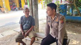 Ngobrol Santai Dengan Warga Bhabinkamtibmas Polsek Rawamerta Polres Karawang Sampaikan Pesan Kamtibmas