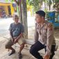 Ngobrol Santai Dengan Warga Bhabinkamtibmas Polsek Rawamerta Polres Karawang Sampaikan Pesan Kamtibmas