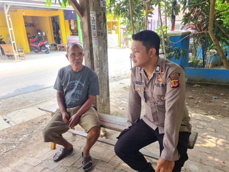 Ngobrol Santai Dengan Warga Bhabinkamtibmas Polsek Rawamerta Polres Karawang Sampaikan Pesan Kamtibmas