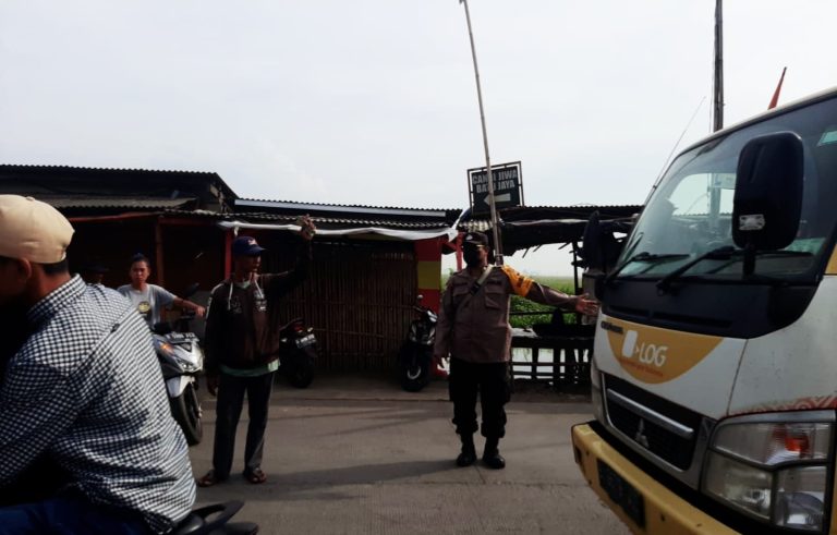 Polsek Batujaya Polres Karawang Turunkan Anggota Antisipasi Gangguan Kamseltibcar Lantas di Pagi Hari