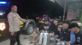 Anggota Polsek Tempuran Polres Karawang Bubarkan Anak Muda Yang Sedang Nongkrong di Malam Hari