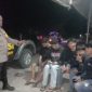 Anggota Polsek Tempuran Polres Karawang Bubarkan Anak Muda Yang Sedang Nongkrong di Malam Hari