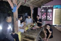 Bhabinkamtibmas Polsek Telagasari Polres Karawang Ngawangkong Bareng Remaja Desa