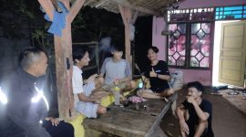 Bhabinkamtibmas Polsek Telagasari Polres Karawang Ngawangkong Bareng Remaja Desa