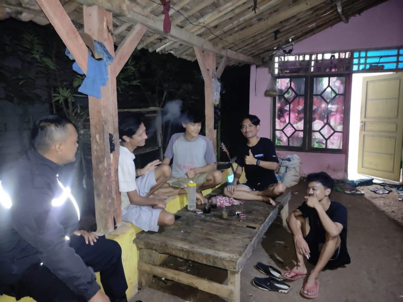 Bhabinkamtibmas Polsek Telagasari Polres Karawang Ngawangkong Bareng Remaja Desa