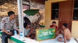 Bhabinkamtibmas Polsek Majalaya Polres Karawang Silaturahmi Dengan Warga Sampaikan Himbauan Kamtibmas