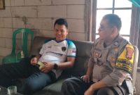 Sambang Bhabinkamtibmas Polsek Karawang Polres Karawang Bersama Warga Mekarjati 