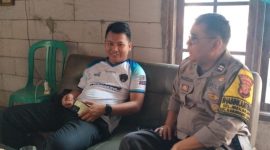 Sambang Bhabinkamtibmas Polsek Karawang Polres Karawang Bersama Warga Mekarjati 