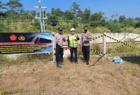 Polsek Ciampel Polres Karawang Pasang Spanduk Himbauan di Pagar Commisioning KCJB