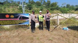 Polsek Ciampel Polres Karawang Pasang Spanduk Himbauan di Pagar Commisioning KCJB