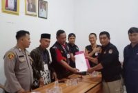 Bripka Ginanjar Personil Polsek Cikampek Polres Karawang Monitoring Rapat Pleno Desa Kamurang