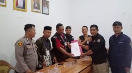 Bripka Ginanjar Personil Polsek Cikampek Polres Karawang Monitoring Rapat Pleno Desa Kamurang