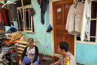Bhabinkamtibmas Polsek Cikampek Polres Karawang Sambang Warga Cikampek Timur Sampaikan Pesan Kamtibmas