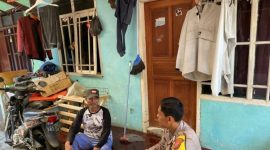 Bhabinkamtibmas Polsek Cikampek Polres Karawang Sambang Warga Cikampek Timur Sampaikan Pesan Kamtibmas