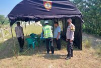 Polsek Ciampel Polres Karawang Pasang Spanduk Himbauan di Pagar Commisioning KCJB