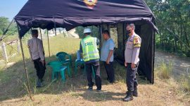 Polsek Ciampel Polres Karawang Pasang Spanduk Himbauan di Pagar Commisioning KCJB