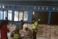 Bhabinkamtibmas Desa Cikalong Polsek Cikampek Polres Karawang Monitoring Penyaluran Bantuan Pangan Beras Bulog Kepada Warga