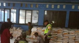 Bhabinkamtibmas Desa Cikalong Polsek Cikampek Polres Karawang Monitoring Penyaluran Bantuan Pangan Beras Bulog Kepada Warga