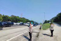 Kapolsek Telukjambe Timur Polres Karawang Gatur Lalin di Rest Area Km 48 A saat Long Weekend