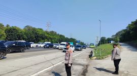 Kapolsek Telukjambe Timur Polres Karawang Gatur Lalin di Rest Area Km 48 A saat Long Weekend