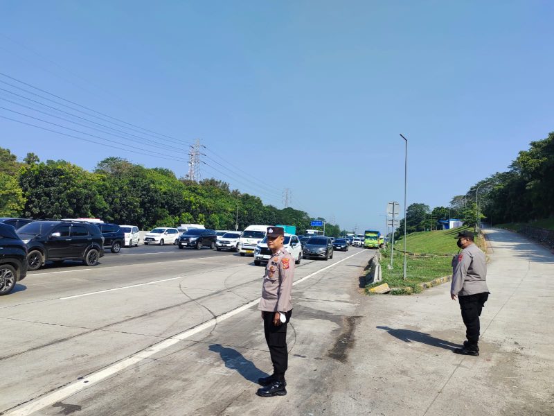 Kapolsek Telukjambe Timur Polres Karawang Gatur Lalin di Rest Area Km 48 A saat Long Weekend