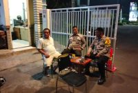 Bhabinkamtibmas Polsek Telukjambe Polres Karawang Ngawangkong di Pos Security Perum Cluster City View