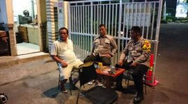 Bhabinkamtibmas Polsek Telukjambe Polres Karawang  Ngawangkong di Pos Security Perum Cluster City View