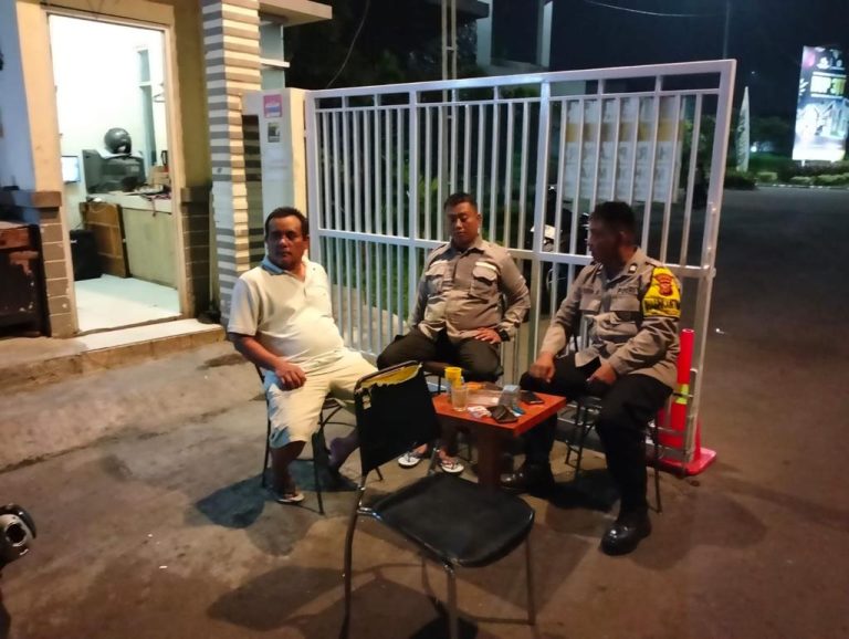 Bhabinkamtibmas Polsek Telukjambe Polres Karawang  Ngawangkong di Pos Security Perum Cluster City View