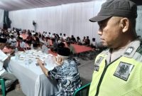 Polisi CAKET Polsek Klari Polres Karawang Aiptu H. Karna Melaksanakan PAM Monitoring Kegiatan Istighosah