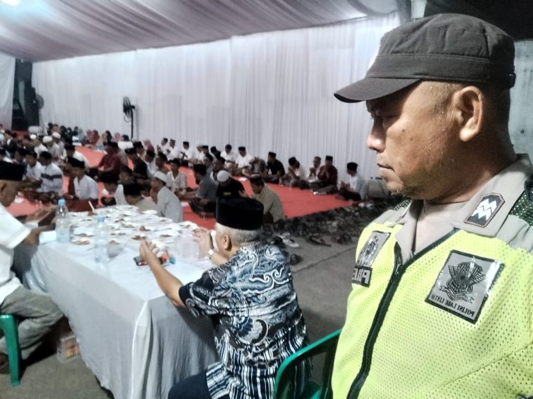 Polisi CAKET Polsek Klari Polres Karawang Aiptu H. Karna Melaksanakan PAM Monitoring Kegiatan Istighosah