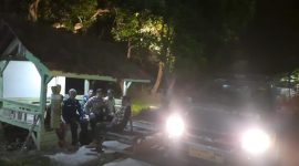 Bhabinkamtibmas Polsek Jatisari Polres Karawang Bersama Masyarakat Desa Mekarsari  Tingkatkan Ronda Malam 