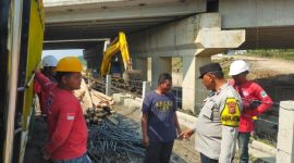 Bhabinkamtibmas Polsek Ciampel Polres Karawang Sambangi Pekerja Proyek KCJB