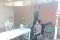 Bhabinkamtibmas Polsek Pangkalan Polres Karawang Menyapa Warga Desa Medalsari Saat Giat Sambang